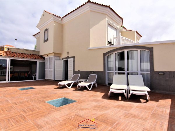 Se vende casa unifamiliar con piscina en Arguineguín, Gran Canaria.