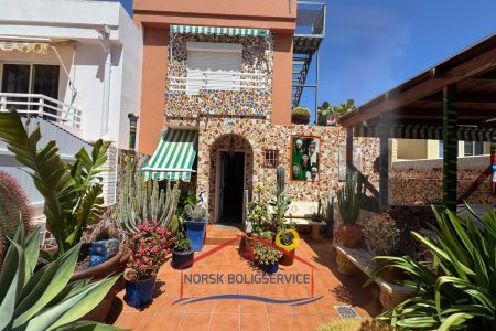 Se alquila amplia casa de tres dormitorios en Arguineguin